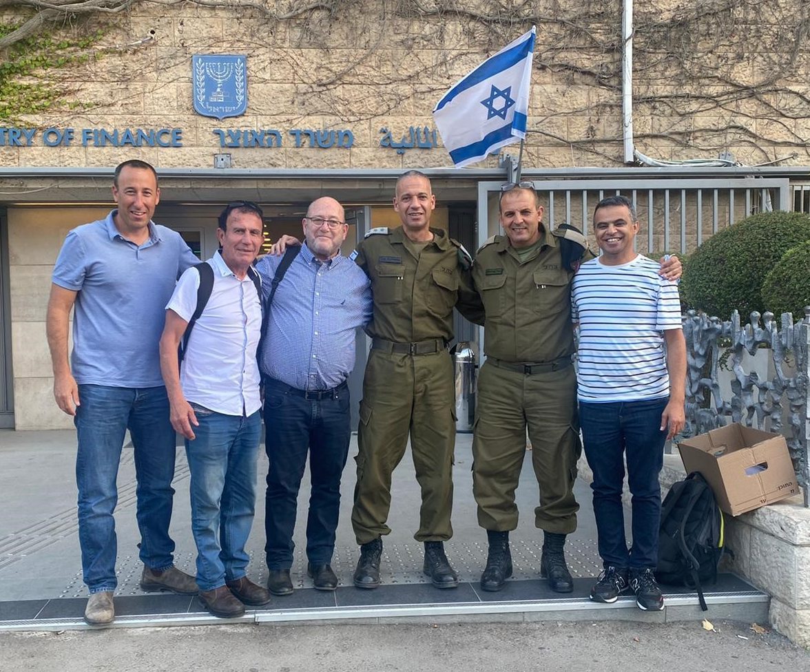 צוות המומ יחד עם תת אלוף פארס אטילה ראש המנהל האזרחי וסגנו אלמ שי קרמונה צוות המומ יחד עם תת אלוף פארס אטילה ראש המנהל האזרחי וסגנו אלמ שי קרמונה