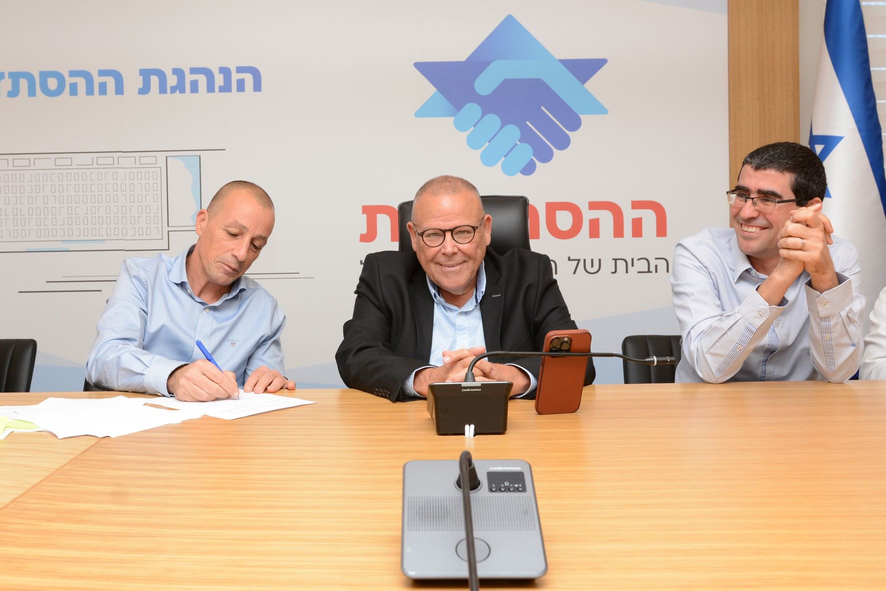 חתימה על ההסכם מימין קובי בר נתן, ארנון בר דוד ואופיר אלקלעי חתימה על ההסכם מימין קובי בר נתן, ארנון בר דוד ואופיר אלקלעי