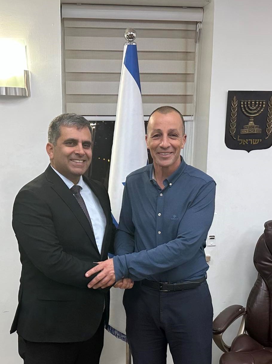 מימין: אופיר אלקלעי - יור הסתדרות עובדי המדינה ואופיר סופר - שר העלייה והקליטה מימין: אופיר אלקלעי - יור הסתדרות עובדי המדינה ואופיר סופר - שר העלייה והקליטה