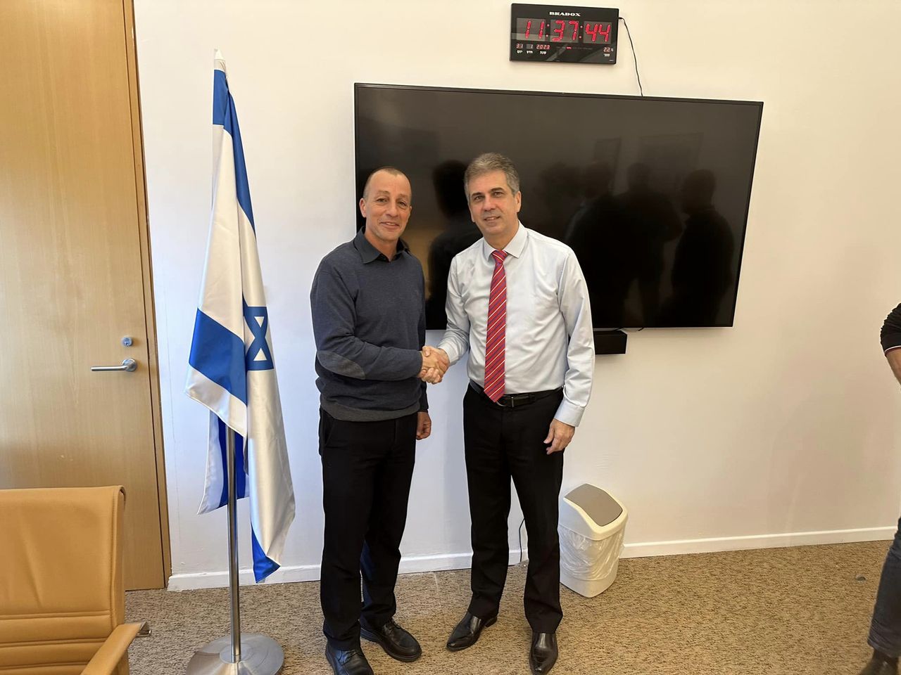 מימין: שר החוץ אלי כהן ואופיר אלקלעי - יור הסתדרות עובדי המדינה מימין: שר החוץ אלי כהן ואופיר אלקלעי - יור הסתדרות עובדי המדינה