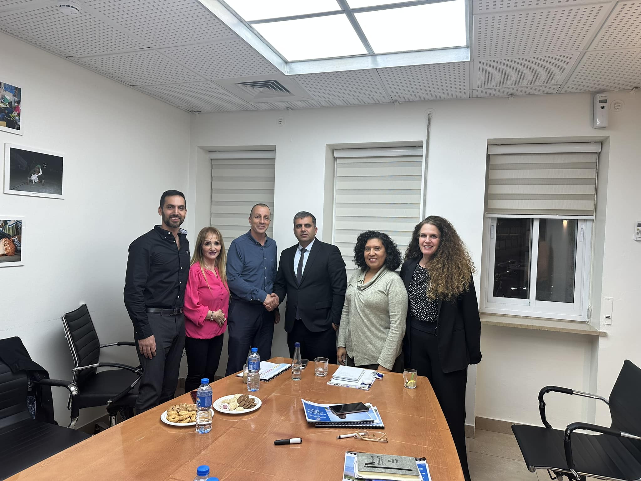 אופיר אלקלעי ולירון פריוב-מחזיק התיק בהסתדרות במפגש עם שר העלייה והקליטה - אופיר סופר, יור וועד העובדים - כוכי אבוטבול וצוות משרד הקליטה אופיר אלקלעי ולירון פריוב-מחזיק התיק בהסתדרות במפגש עם שר העלייה והקליטה - אופיר סופר, יור וועד העובדים - כוכי אבוטבול וצוות משרד הקליטה