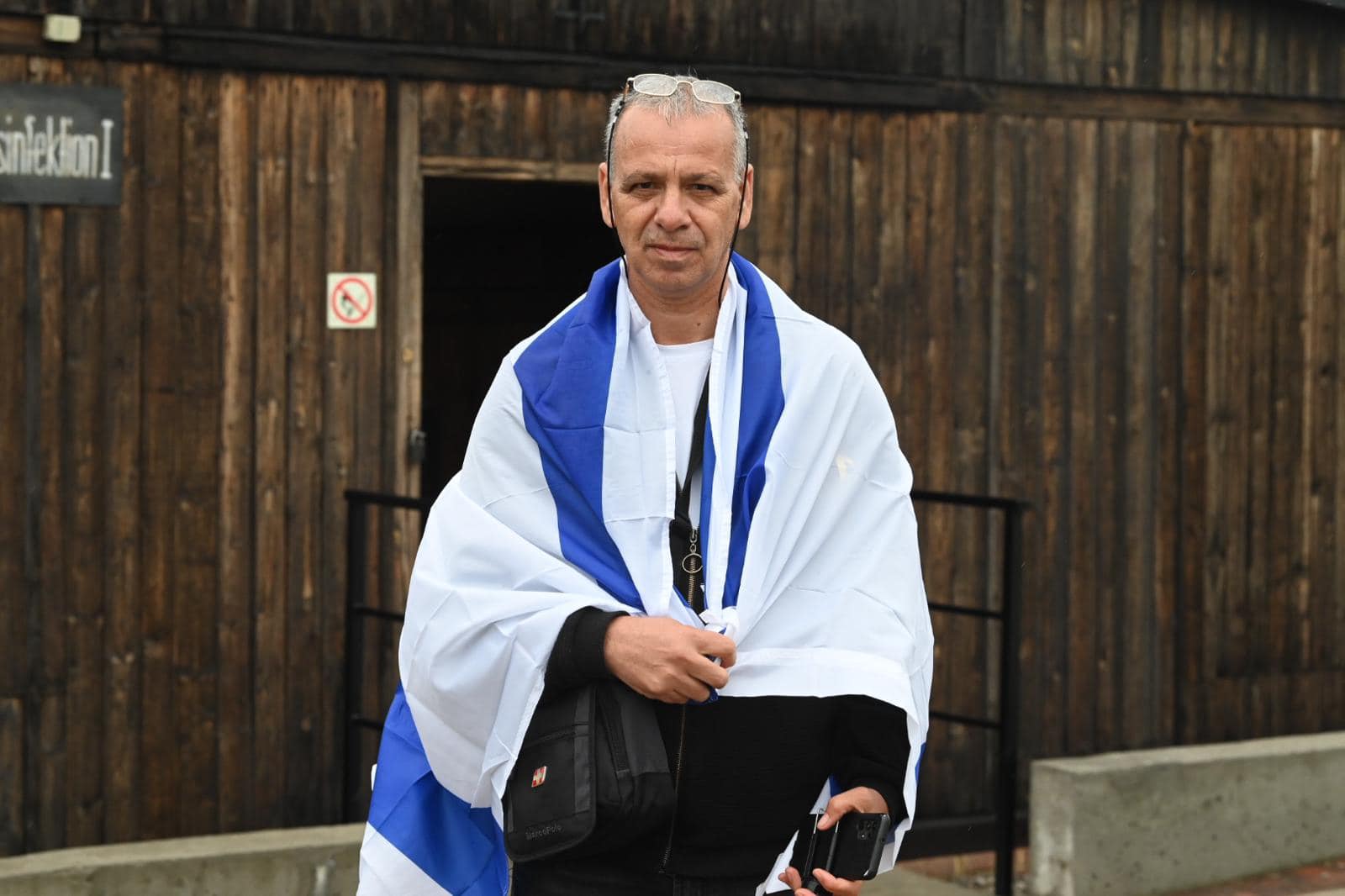 משתתף בסיור פולין עטוף בדגל ישראל (2) משתתף בסיור פולין עטוף בדגל ישראל (2)