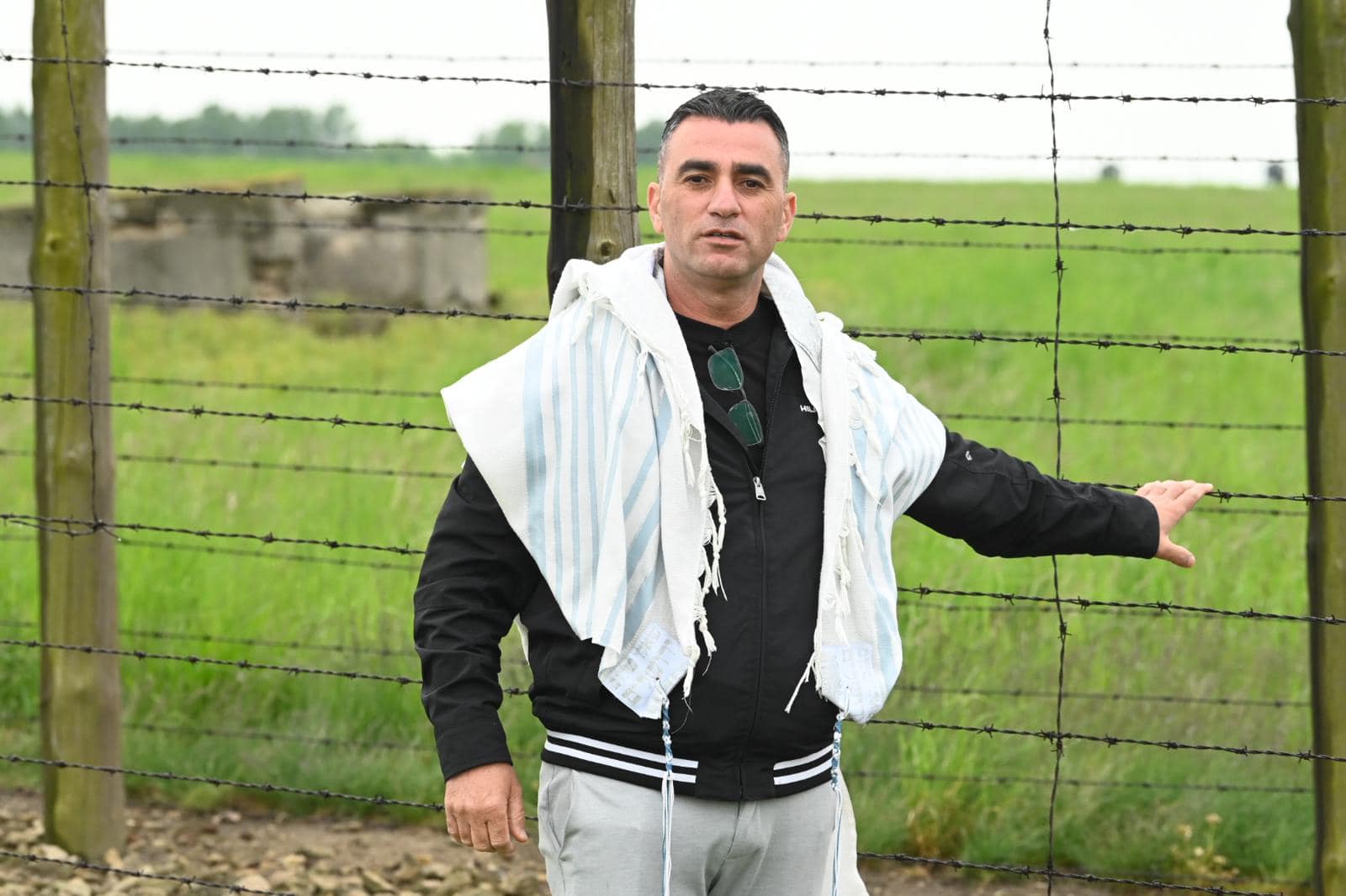 מצטלמים תוך כדי אחיזה בגדר התיל שהייתה חשמלית מצטלמים תוך כדי אחיזה בגדר התיל שהייתה חשמלית