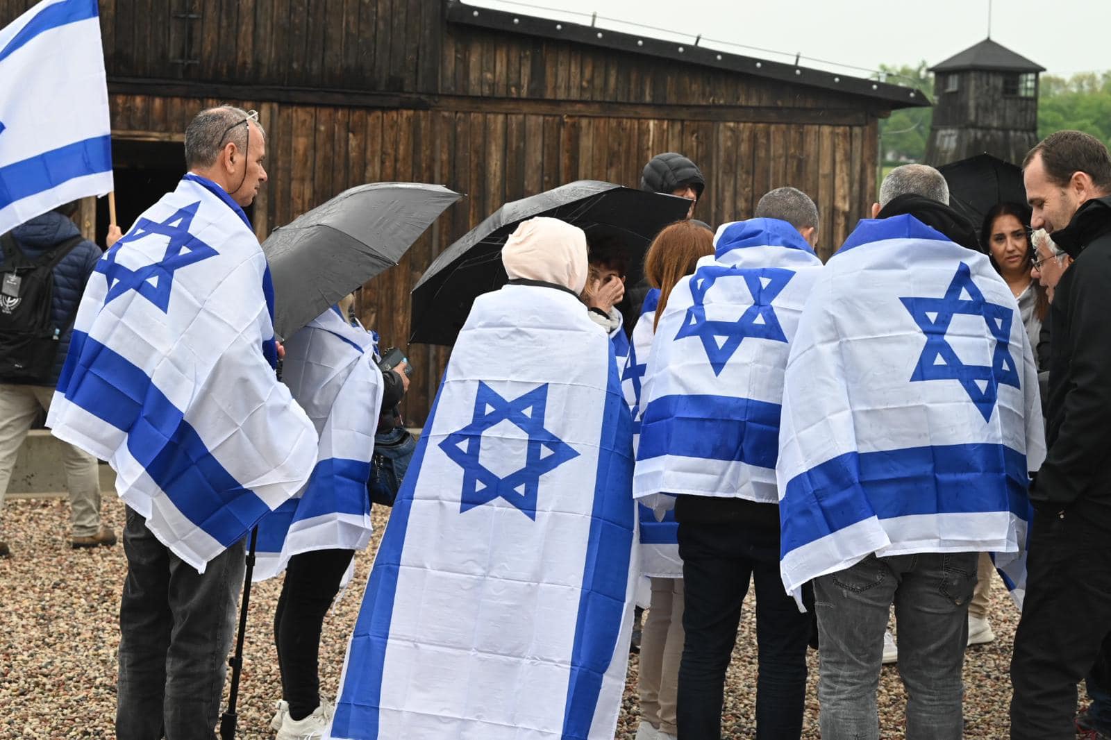 עטופים בדגלי ישראל עטופים בדגלי ישראל