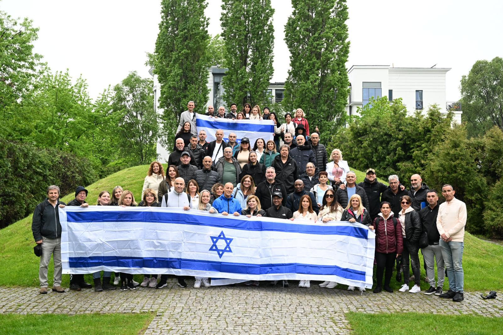 צילום כל משתתפי המסע עם דגלי ישראל צילום כל משתתפי המסע עם דגלי ישראל
