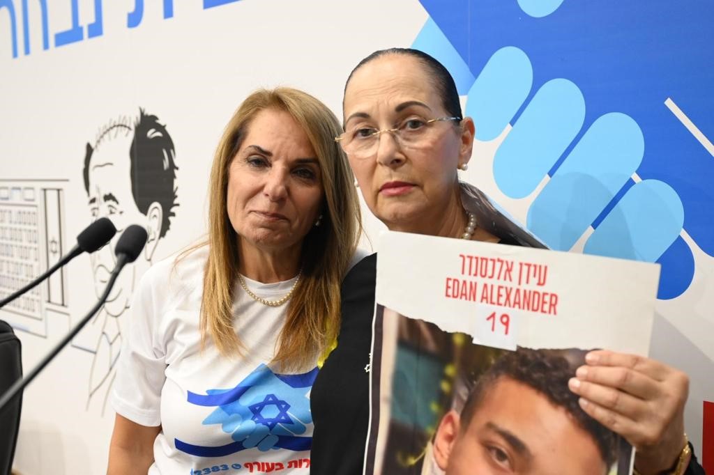 מימין: ורדה בן ברוך - סבתו של החייל החטוף עידן אלכסנדר ואורנה אבידן - יור מרחב תל אביב - יפו